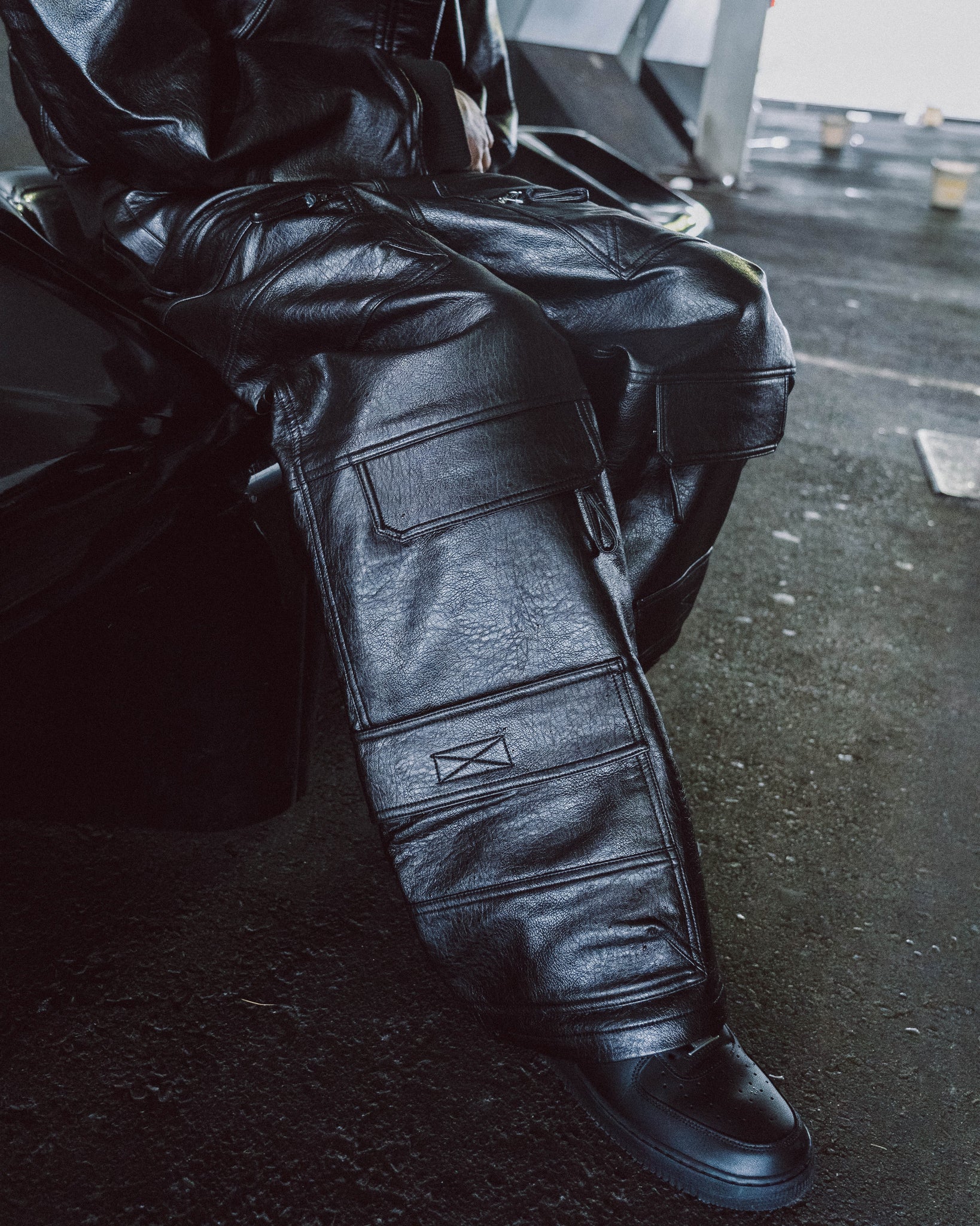 FAUX LEATHER CARGO PANTS / BLACK