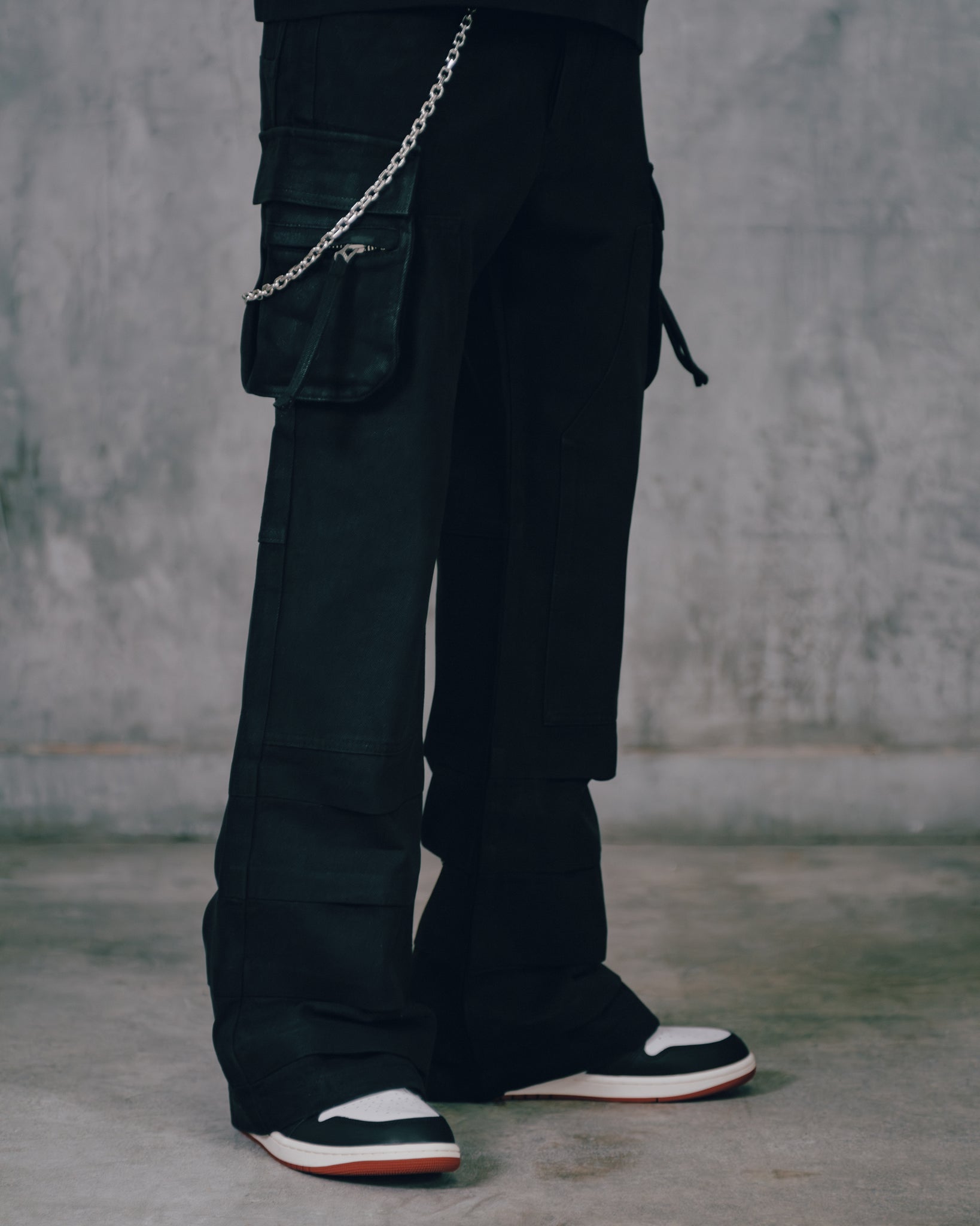 COATING DOUBLE KNEE FLARE DENIM / BLACK