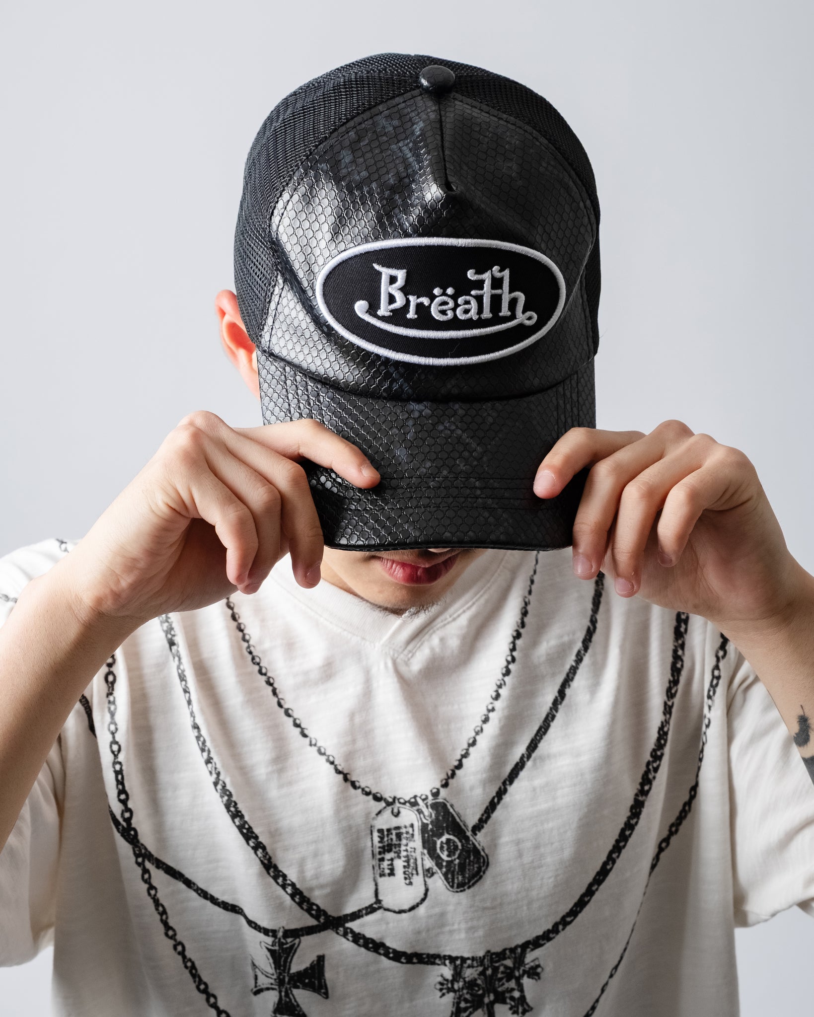 FAUX SNAKE LEATHER CAP / BLACK